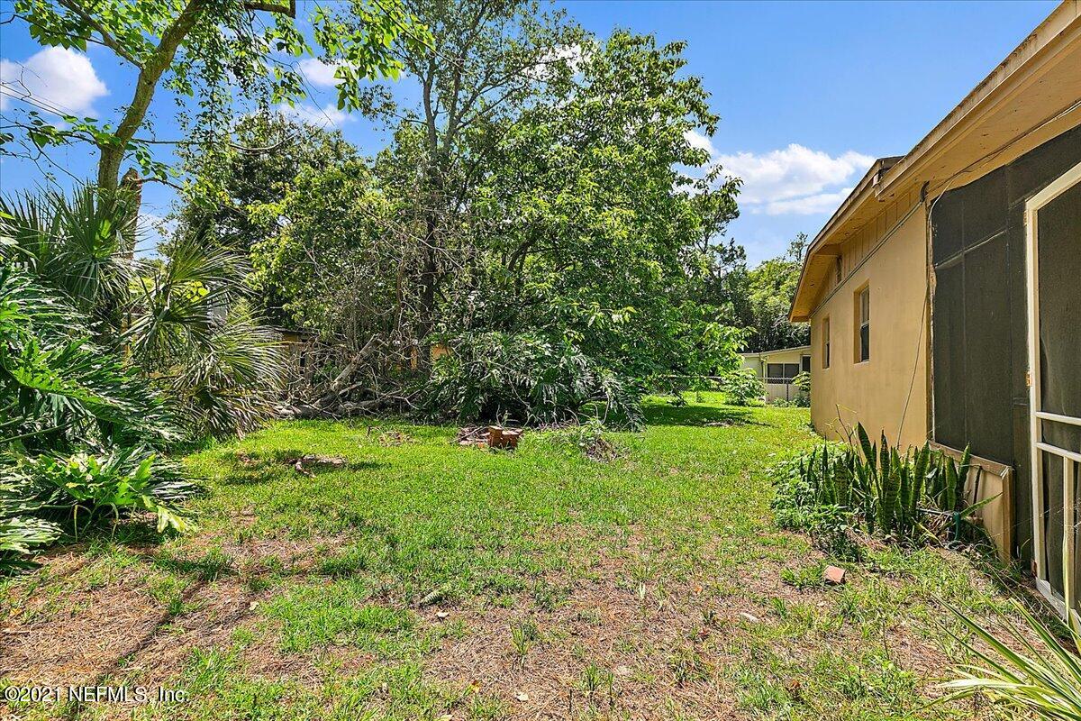 7444 Sandhurst Road South Jacksonville, FL 32277 - Photo 7 of 20 a backyard of a house with lots of green space
