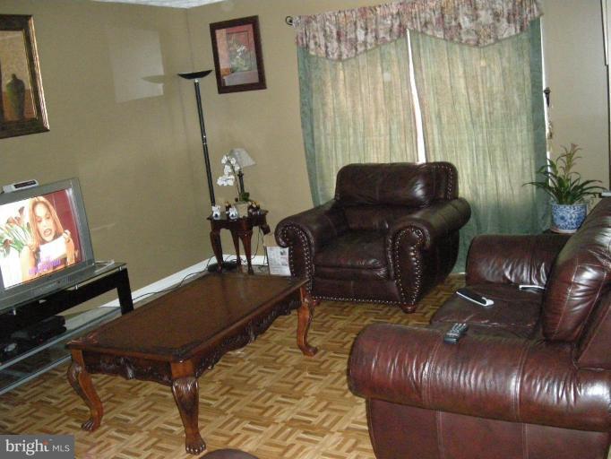 313 Ridge Road Winchester, VA 22602 - Photo 3 of 19 Living Room