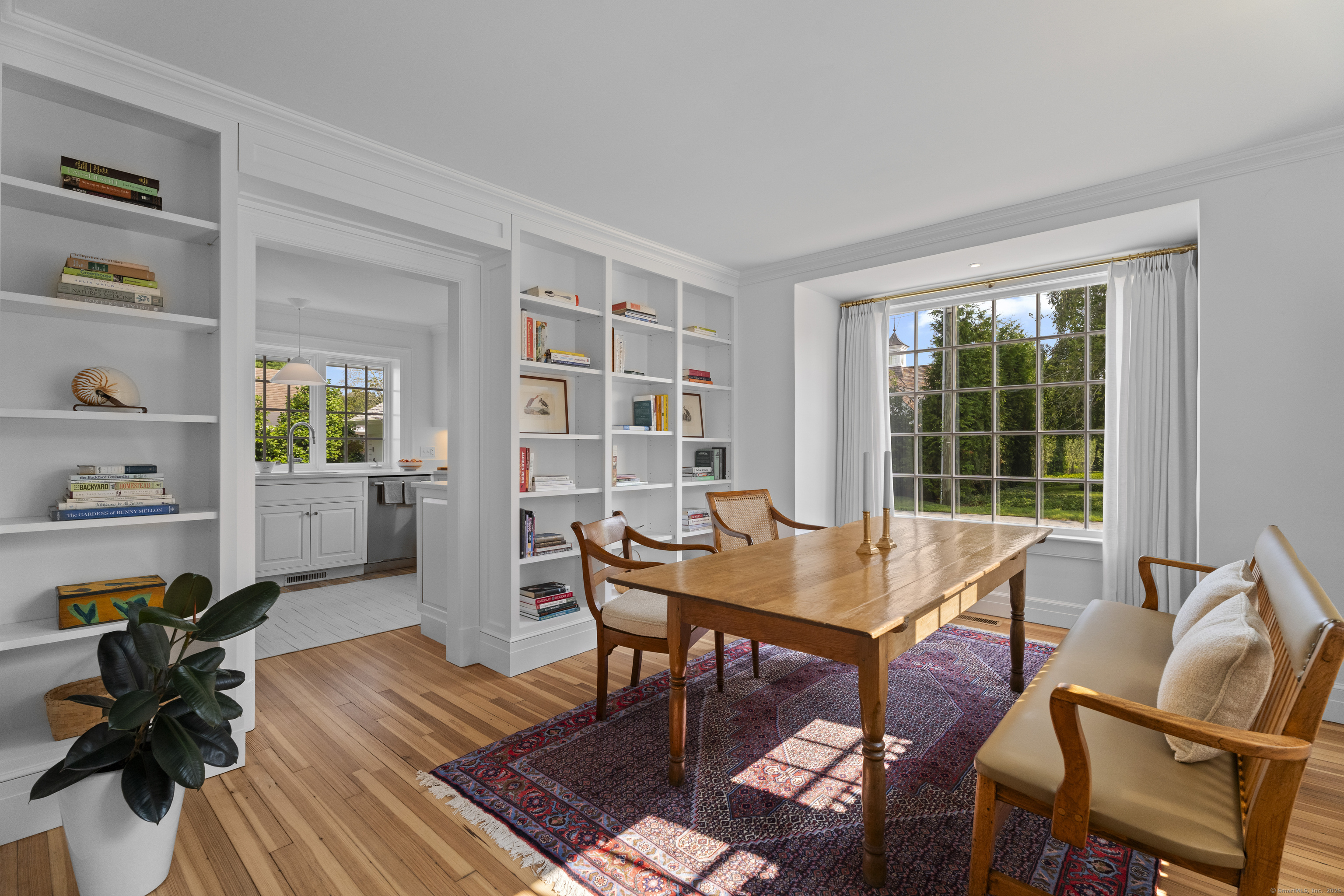 8 Lieutenant River Lane Old Lyme, CT 06371 - Photo 14 of 38 a room with furniture and a potted plant