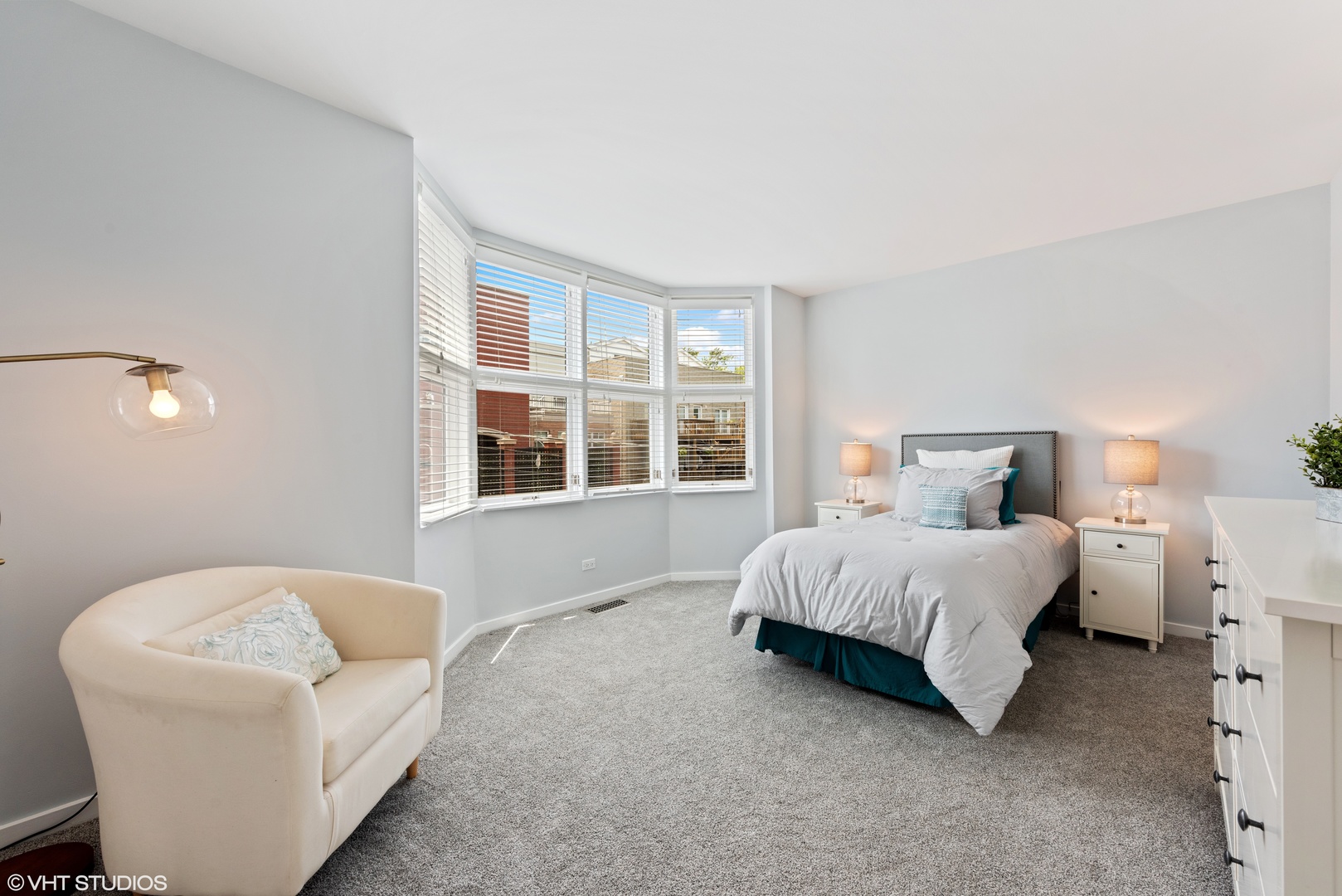 2024 North Racine Avenue, Unit M Chicago, IL 60614 - Photo 16 of 22 a bedroom with a bed and a couch