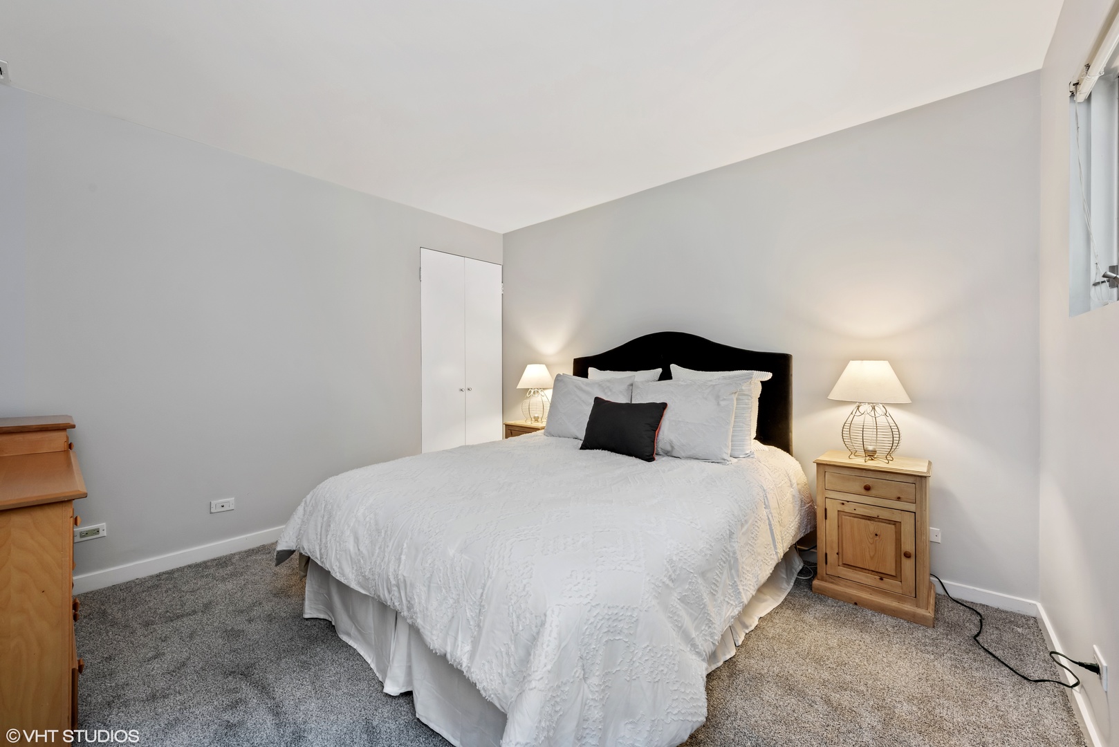 2024 North Racine Avenue, Unit M Chicago, IL 60614 - Photo 17 of 22 a bedroom with a bed and a lamp