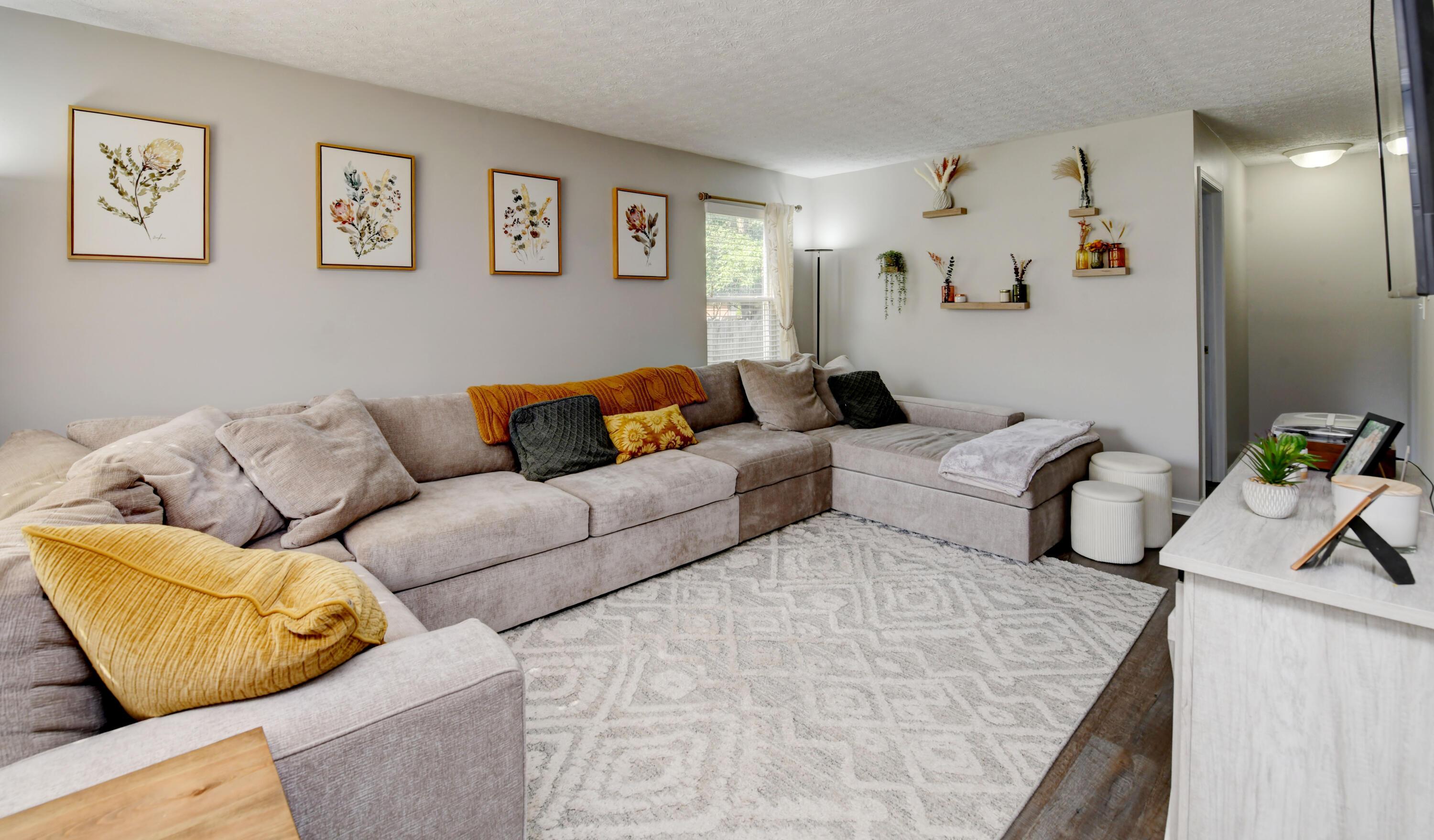 3455 Hines Road Columbus, OH 43230 - Photo 6 of 38 Living Room