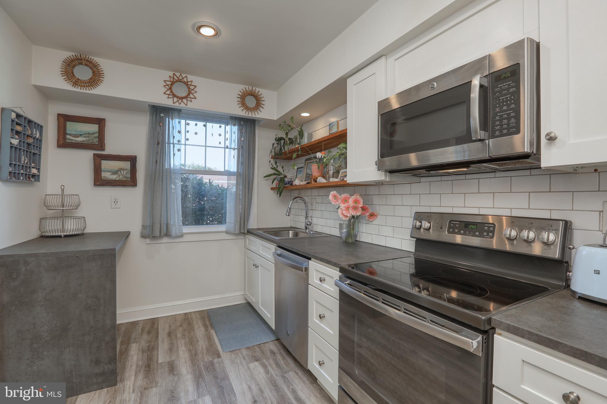 500 East Lancaster Avenue, Unit 126A Wayne, PA 19087 - Photo 3 of 22 Beautiful subway tile backsplash.