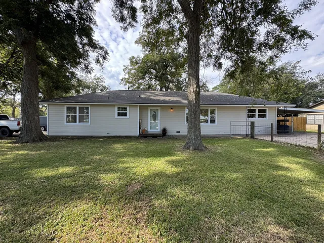 a view of a house with a backyard