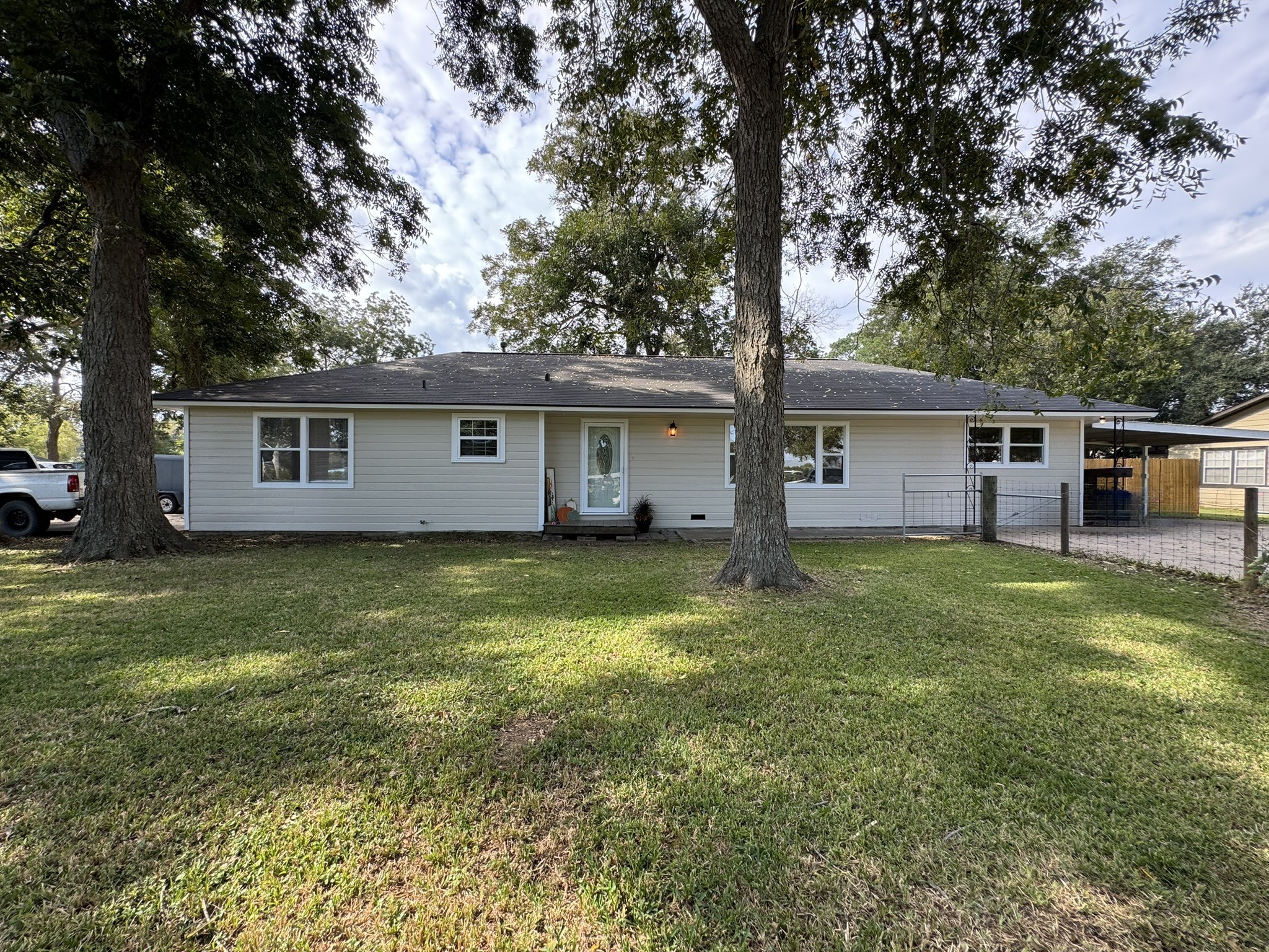 a view of a house with a backyard