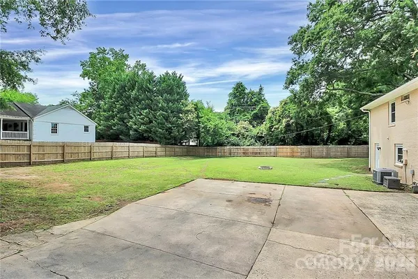 a view of a backyard