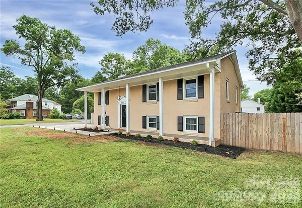 a view of a house with backyard and sitting area