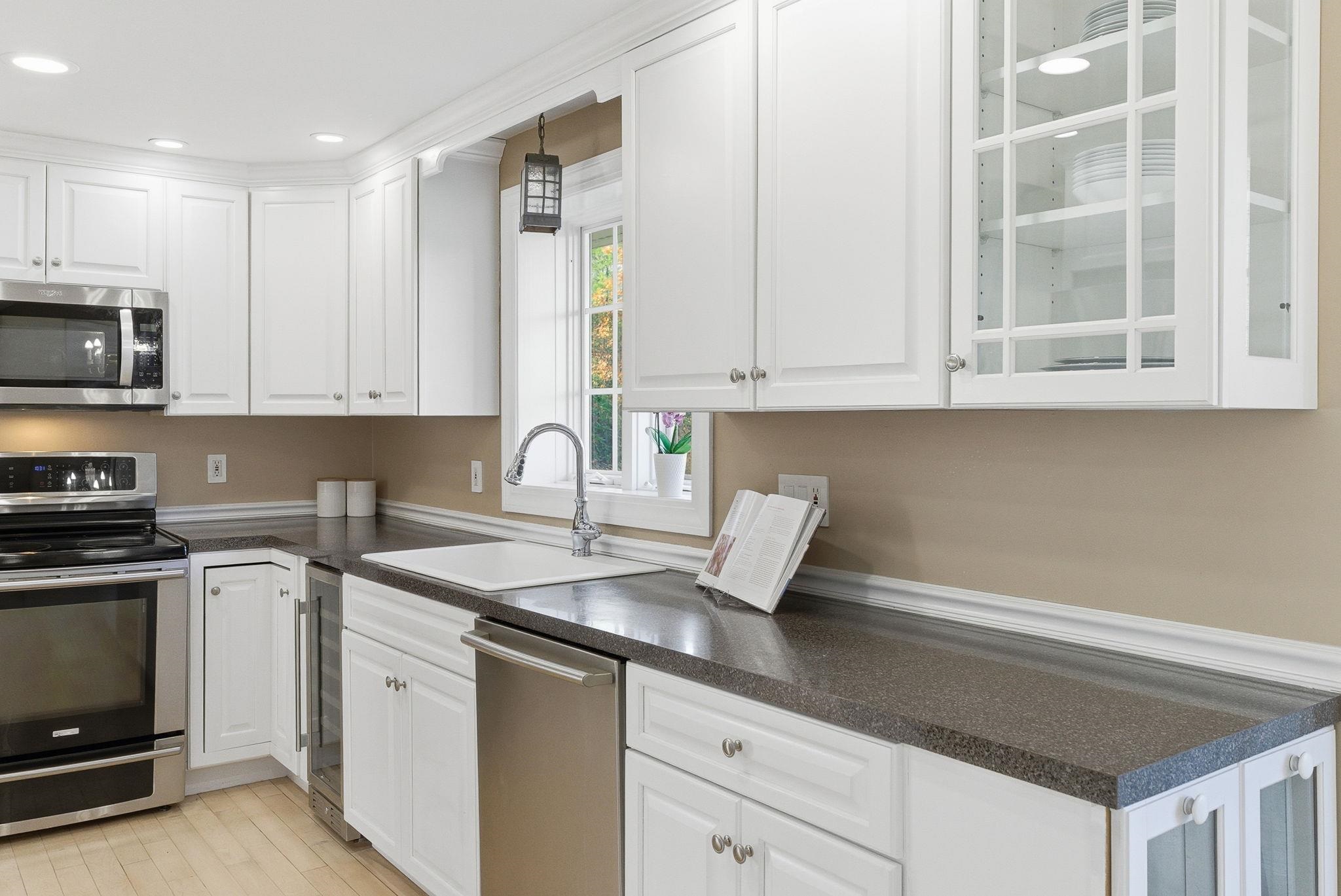 276 North Amherst Road Bedford, NH 03110 - Photo 12 of 55