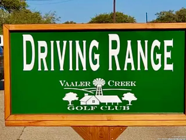 a sign of golf club on a wall