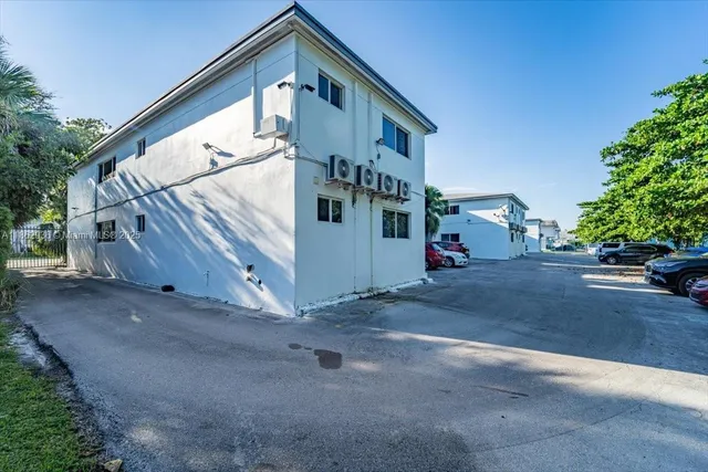 a view of backyard of the house