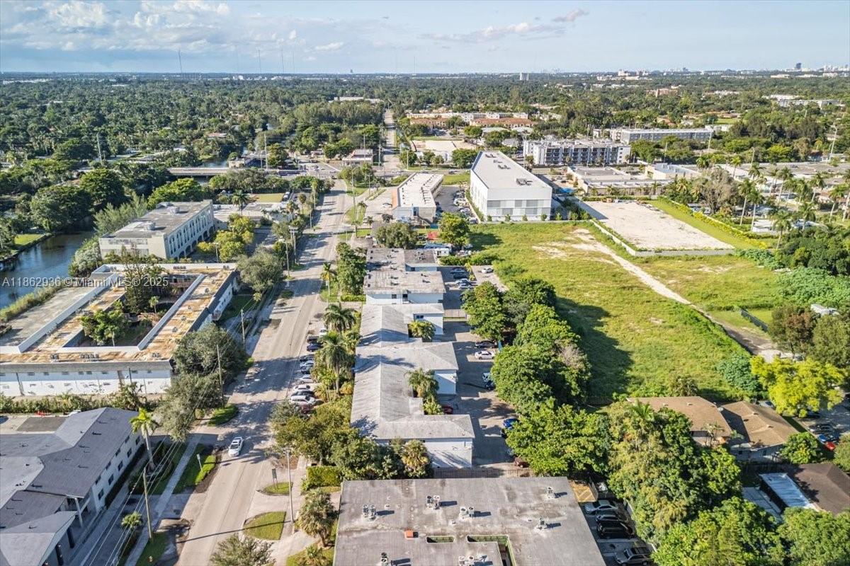 13201 Memorial Highway North Miami, FL 33161 - Photo 24 of 35 an aerial view of residential houses with outdoor space