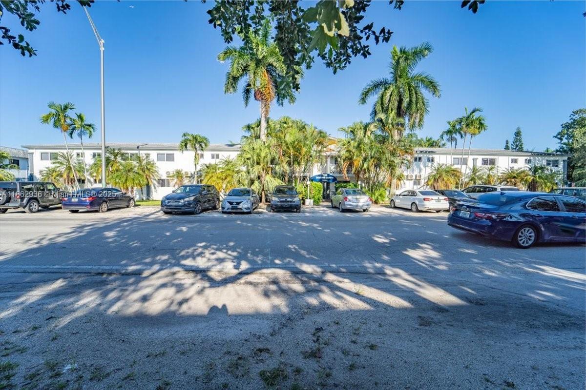 13201 Memorial Highway North Miami, FL 33161 - Photo 8 of 35 a view of yard with cars and parked car