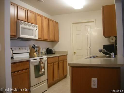 11878 Farmington Road, Unit 58 Livonia, MI 48150 - Photo 11 of 23 Kitchen