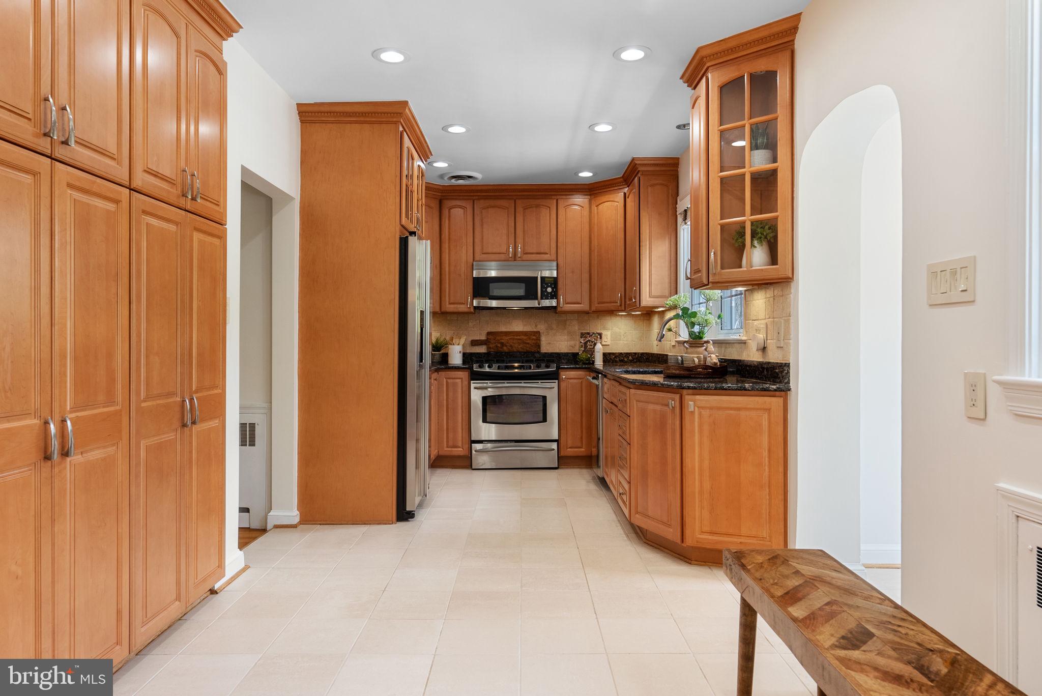 2411 Ridge Rd Drive Alexandria, VA 22302 - Photo 8 of 63