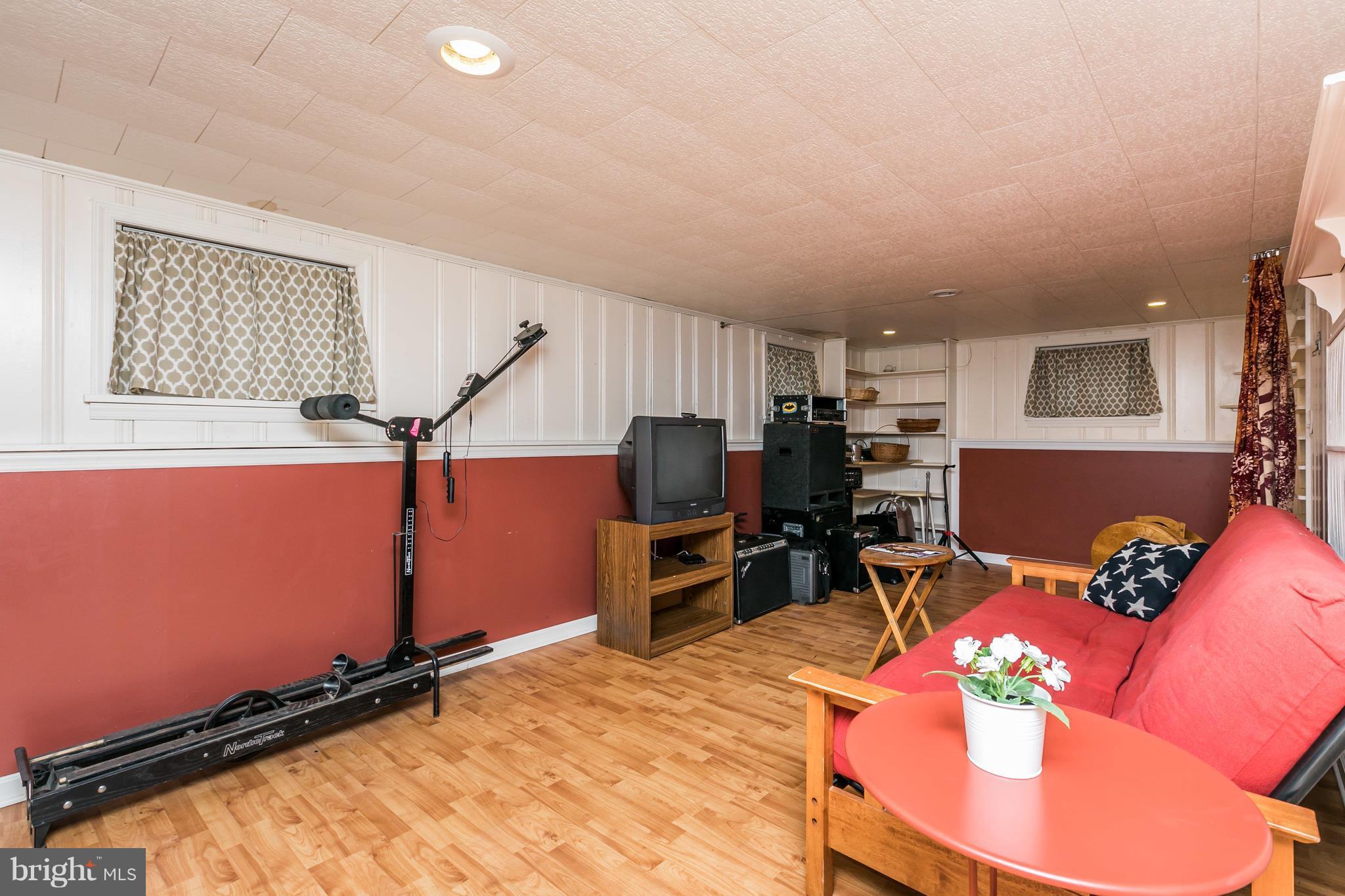754 Overbrook Road Baltimore, MD 21212 - Photo 20 of 27 Spend time relaxing in the spacious family room.