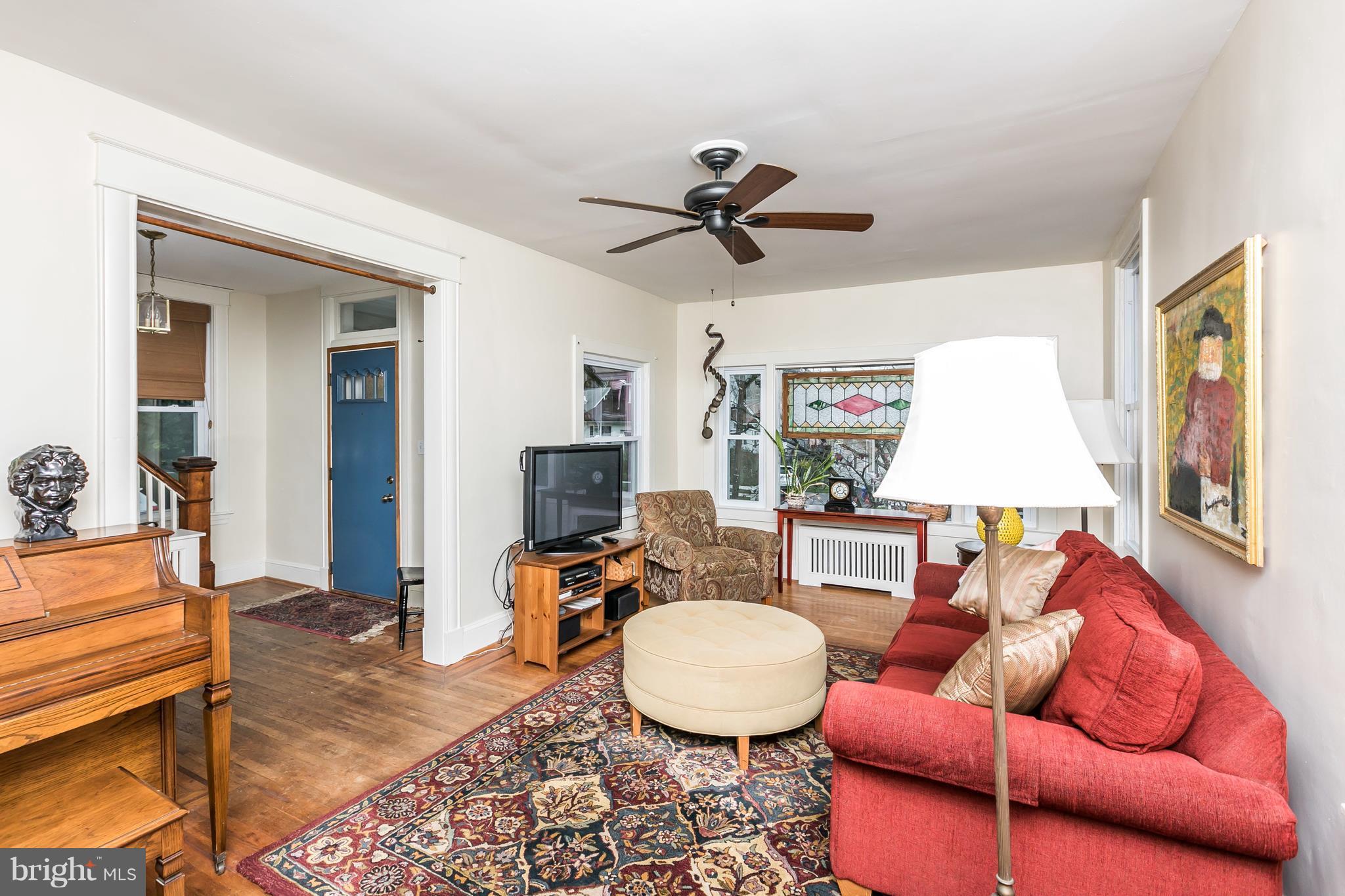 754 Overbrook Road Baltimore, MD 21212 - Photo 4 of 27 Light-filled and inviting