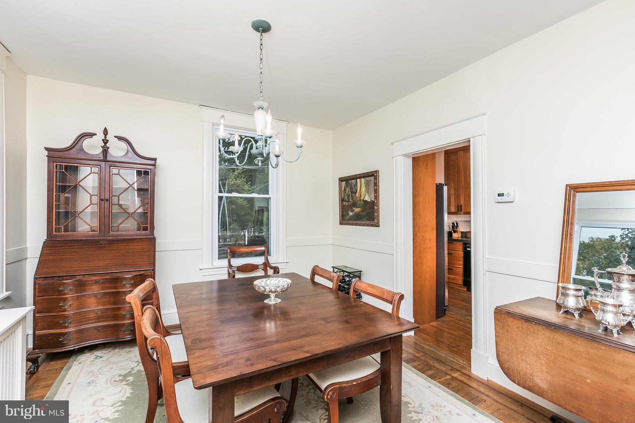 754 Overbrook Road Baltimore, MD 21212 - Photo 8 of 27 Room for everyone around the table
