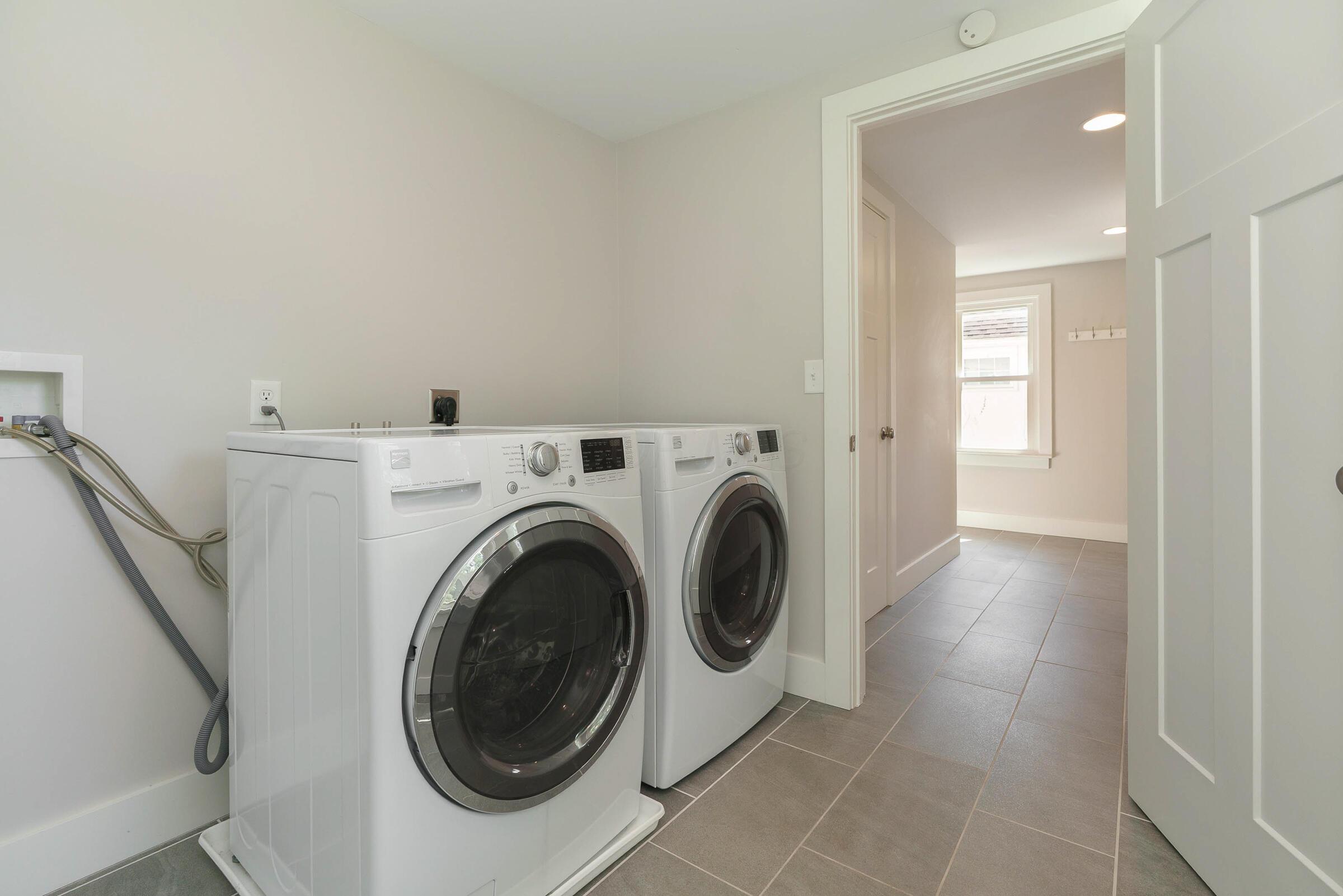 163 Garden Road Columbus, OH 43214 - Photo 21 of 46 Buyer bonus includes the washer and dryer to remain with the home.