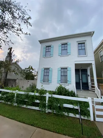 a front view of house with yard