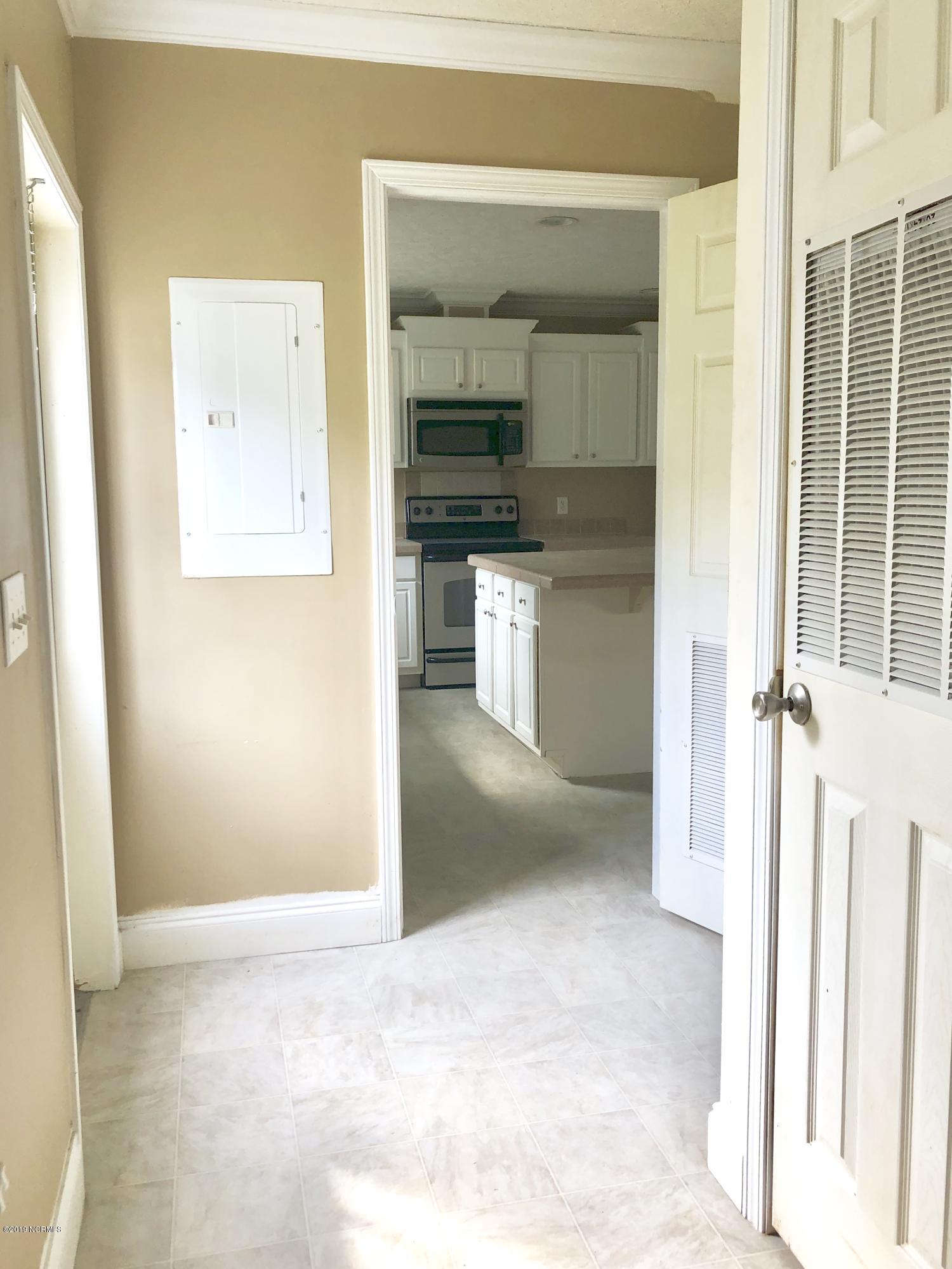 558 Newport Loop Road Newport, NC 28570 - Photo 19 of 31 Laundry room