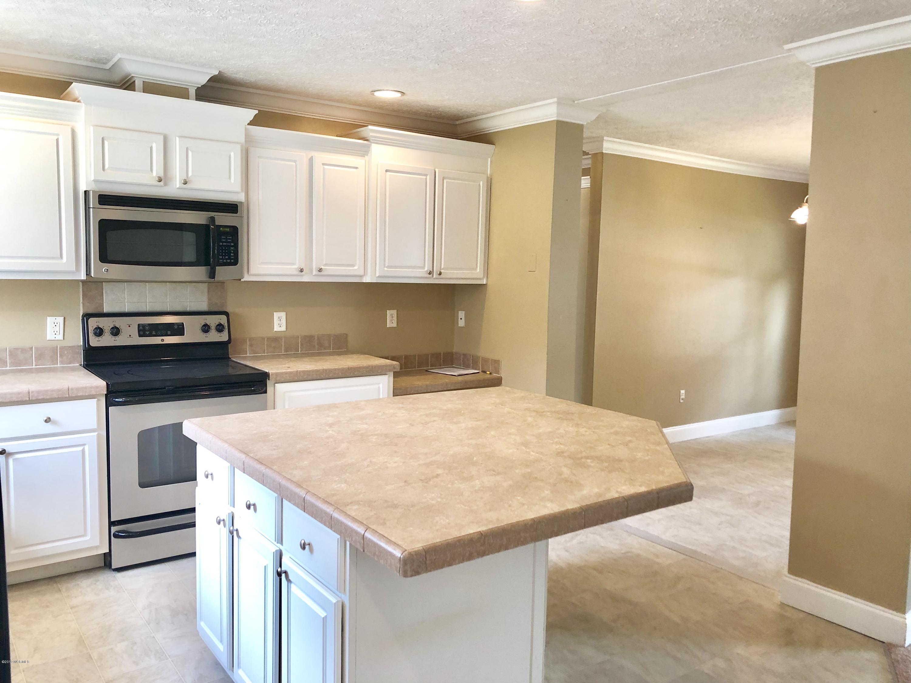 558 Newport Loop Road Newport, NC 28570 - Photo 10 of 31 Kitchen