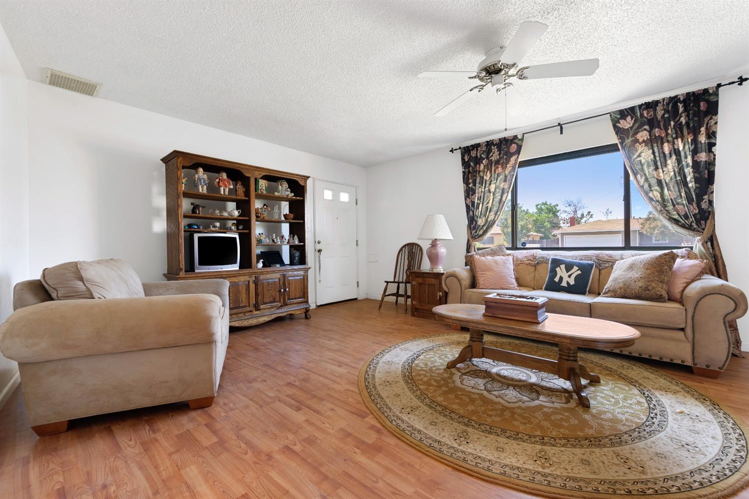 881 West Alamos Avenue Clovis, CA 93612 - Photo 9 of 32