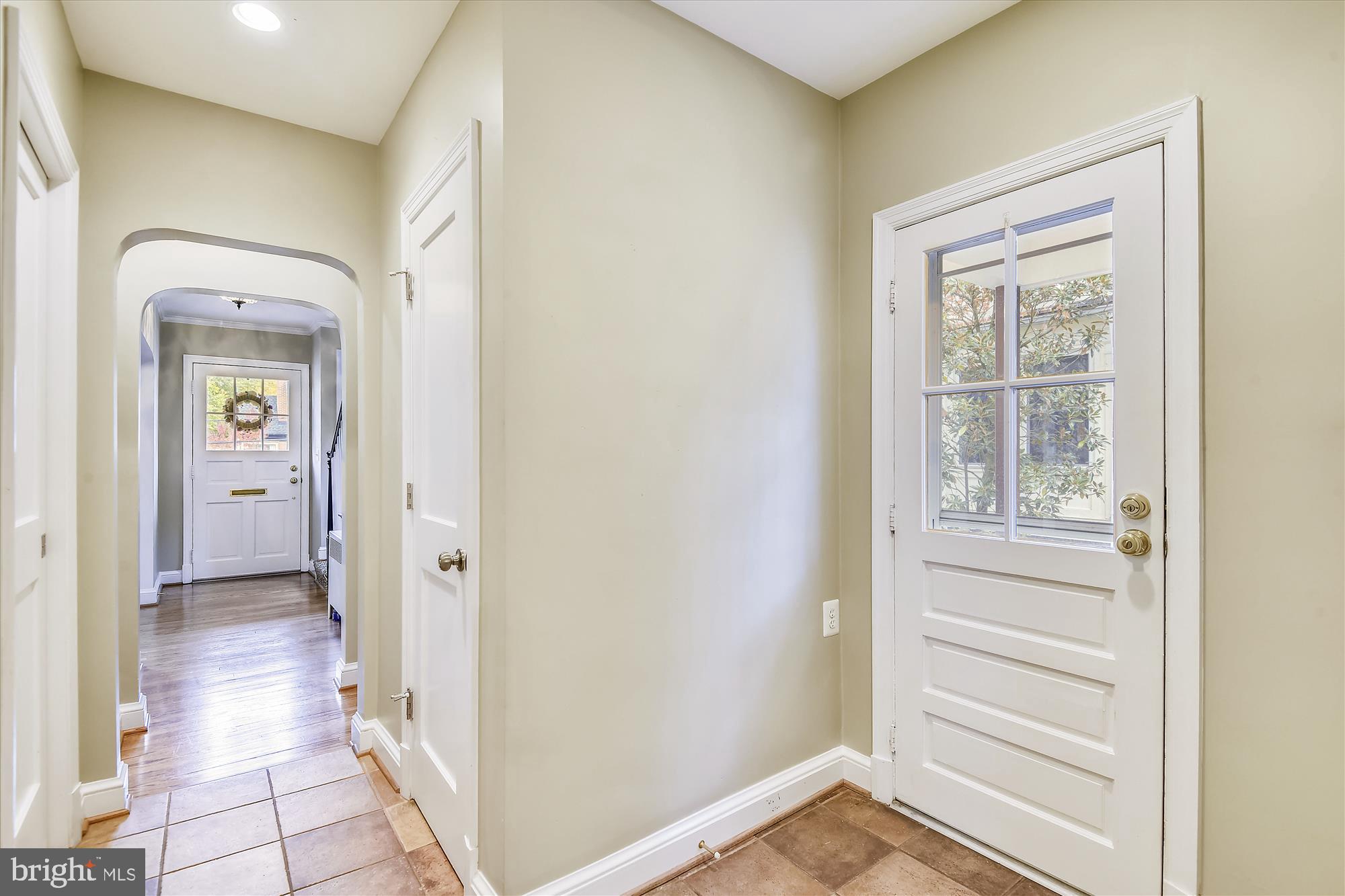 908 West Braddock Road Alexandria, VA 22302 - Photo 5 of 61 Entry