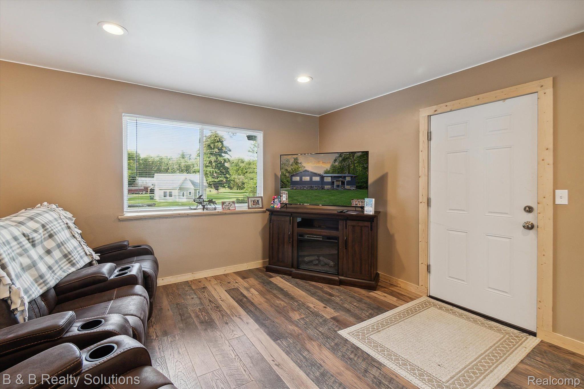 557 Barnes Lake Road Columbiaville, MI 48421 - Photo 8 of 64 Gallery Image 8
