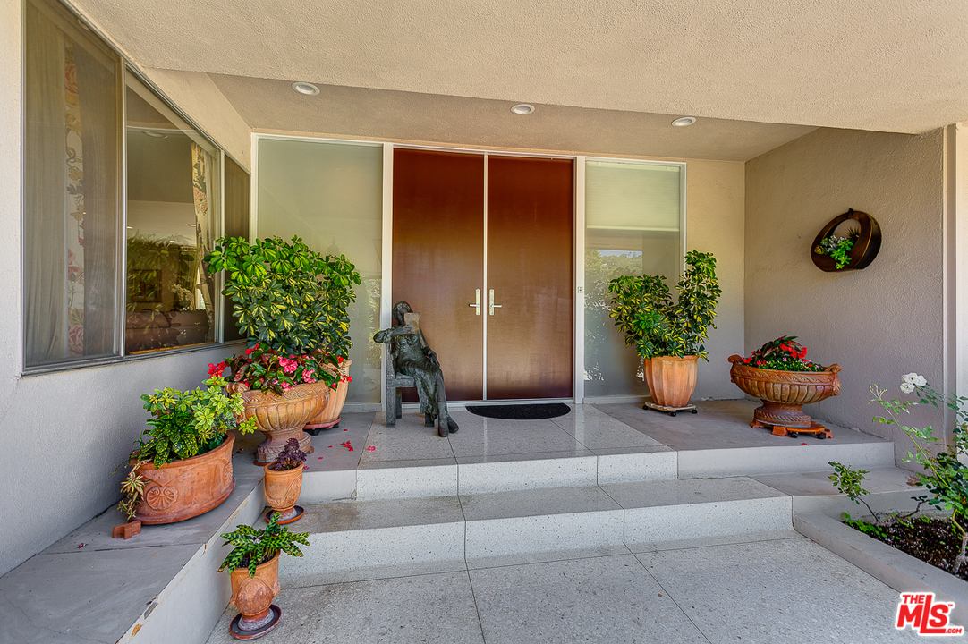 1040 Maybrook Drive Beverly Hills, CA 90210 - Photo 30 of 31 a outdoor space with potted plants