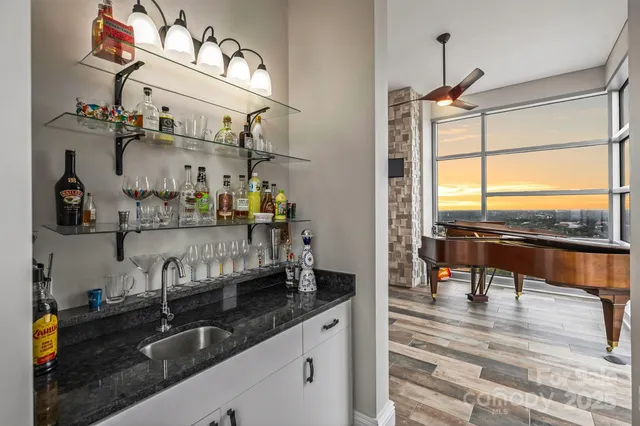 $3,275,000 | 333 West Trade Street, Unit 2704, Charlotte, NC 28202