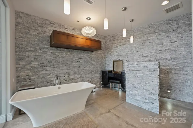 $3,275,000 | 333 West Trade Street, Unit 2704, Charlotte, NC 28202