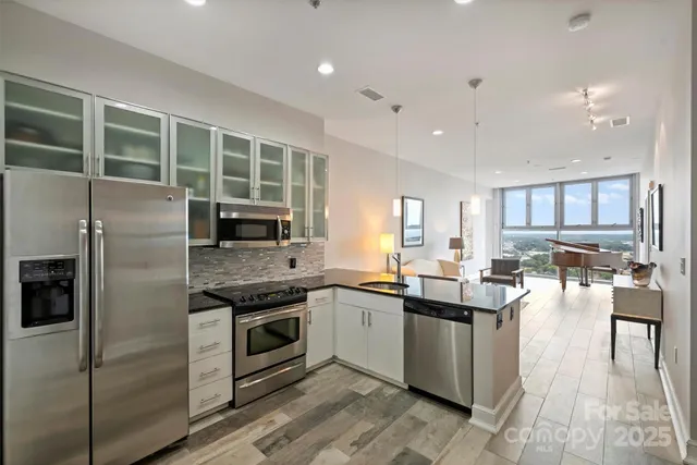 $3,275,000 | 333 West Trade Street, Unit 2704, Charlotte, NC 28202