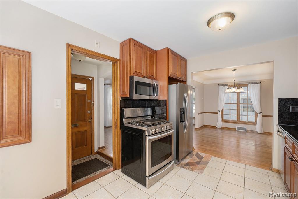 1946 Stanhope Street Grosse Pointe Woods, MI 48236 - Photo 8 of 31
