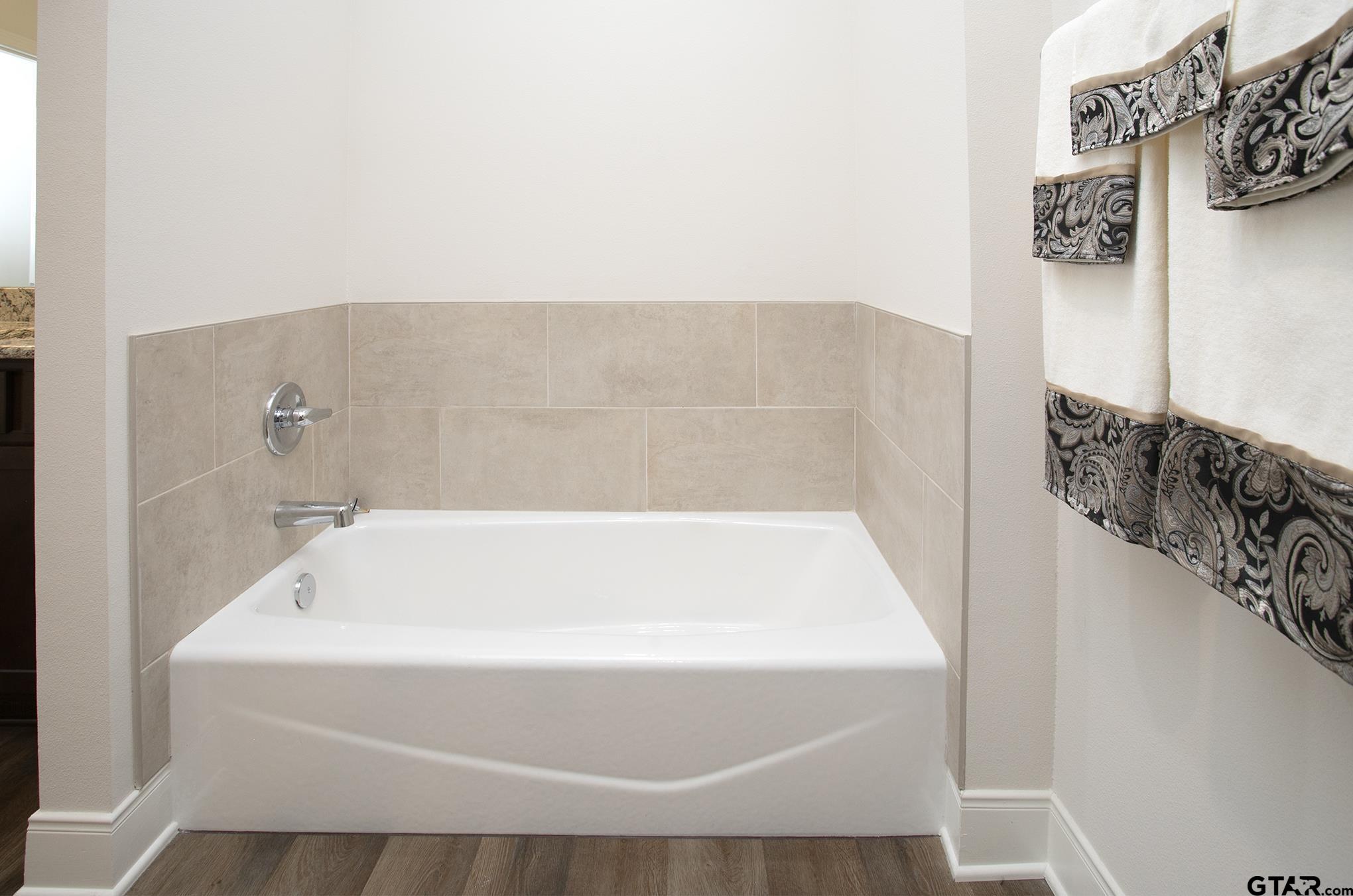 6143 Hamilton Mdws Way Tyler, TX 75703 - Photo 17 of 29 a bathroom with a bathtub