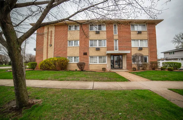 $99,900 | 11036 South Kenneth Avenue, Unit 1, Oak Lawn, IL 60453