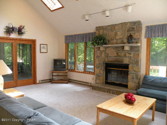 313 Canoe Brook Road Pocono Pines, PA 18350 - Photo 2 of 15 Living Room