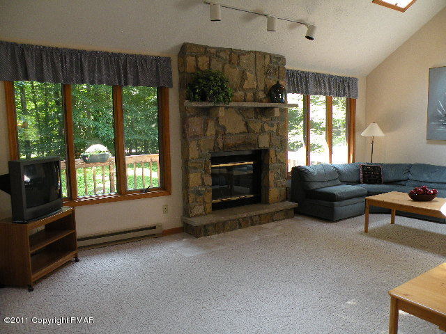 313 Canoe Brook Road Pocono Pines, PA 18350 - Photo 3 of 15 Living Room