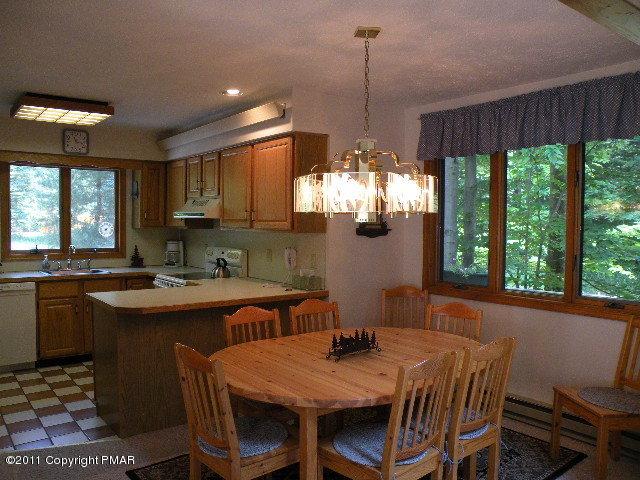 313 Canoe Brook Road Pocono Pines, PA 18350 - Photo 5 of 15 Dining Area