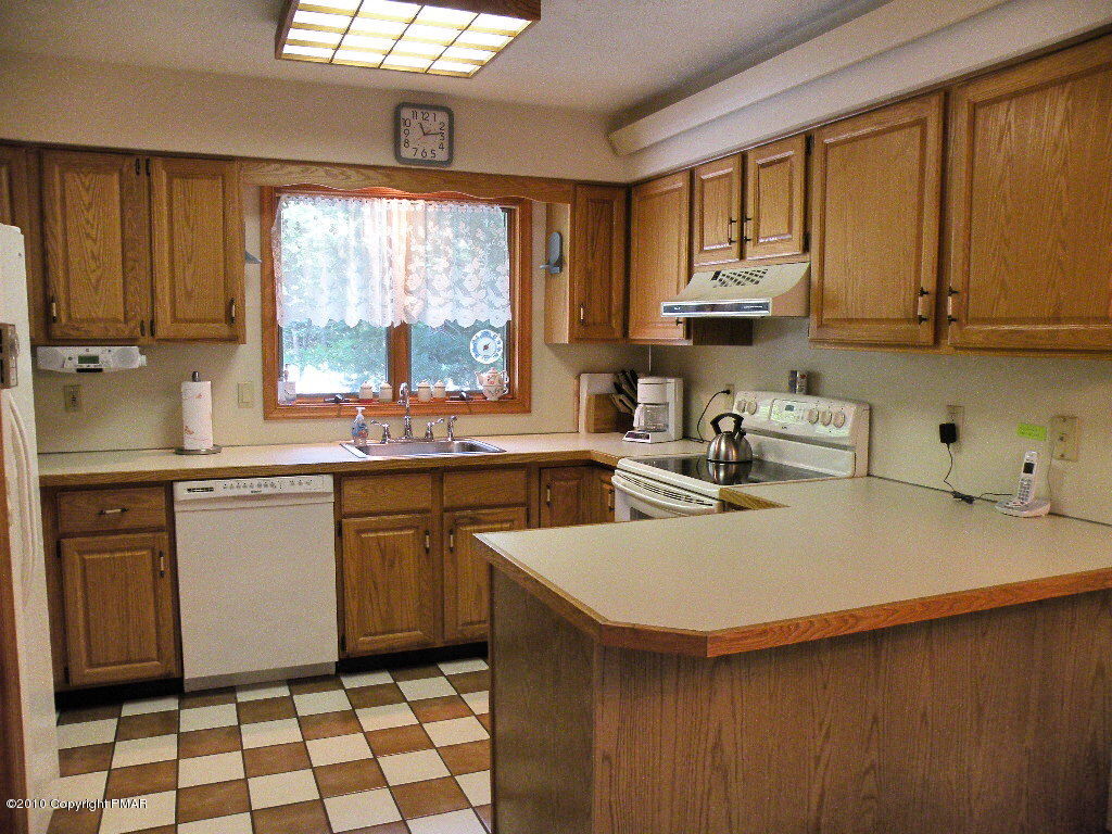 313 Canoe Brook Road Pocono Pines, PA 18350 - Photo 6 of 15 Kitchen