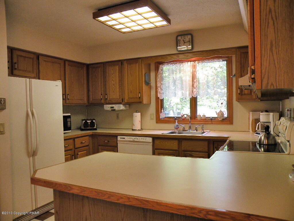 313 Canoe Brook Road Pocono Pines, PA 18350 - Photo 7 of 15 Kitchen