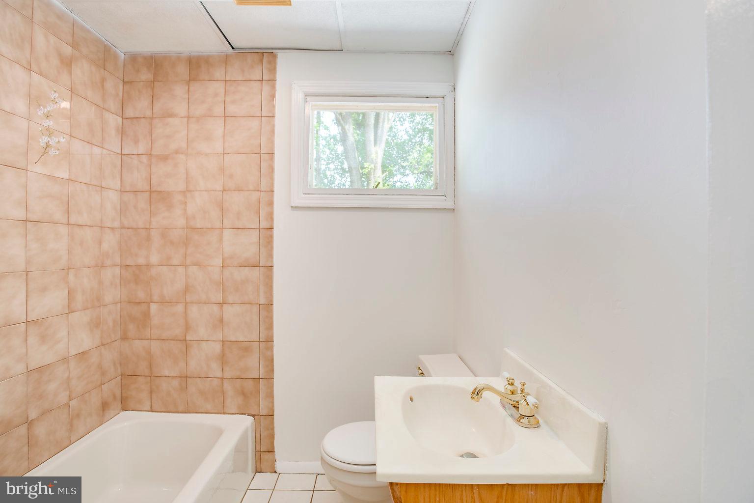 13301 Bottom Road Hydes, MD 21082 - Photo 30 of 62 Main floor full bathroom