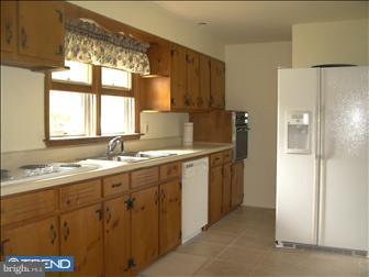 8 Austin Road Yardley, PA 19067 - Photo 3 of 6 Kitchen