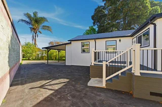 a view of entryway with a yard