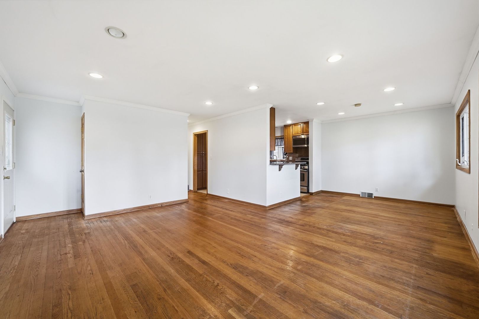 5835 Reba Street Morton Grove, IL 60053 - Photo 6 of 41