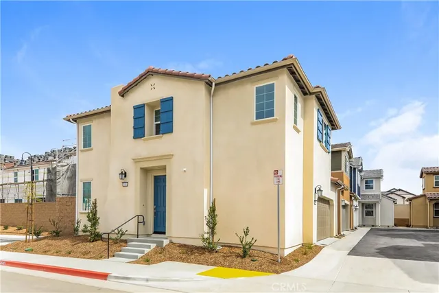 a view of a house with sink and yard