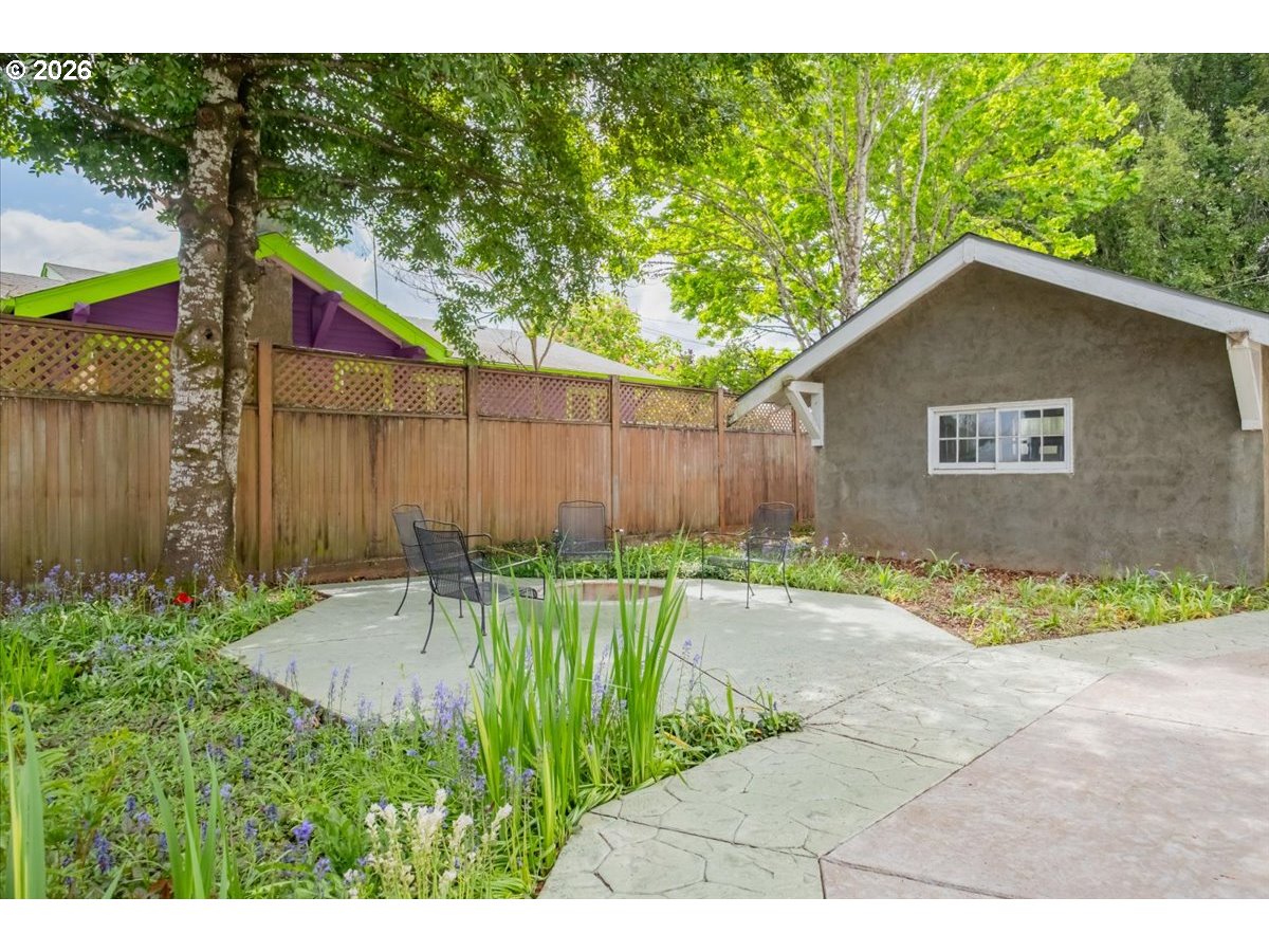 1121 Main Street Dallas, OR 97338 - Photo 44 of 48 a backyard of a house with a garden and plants