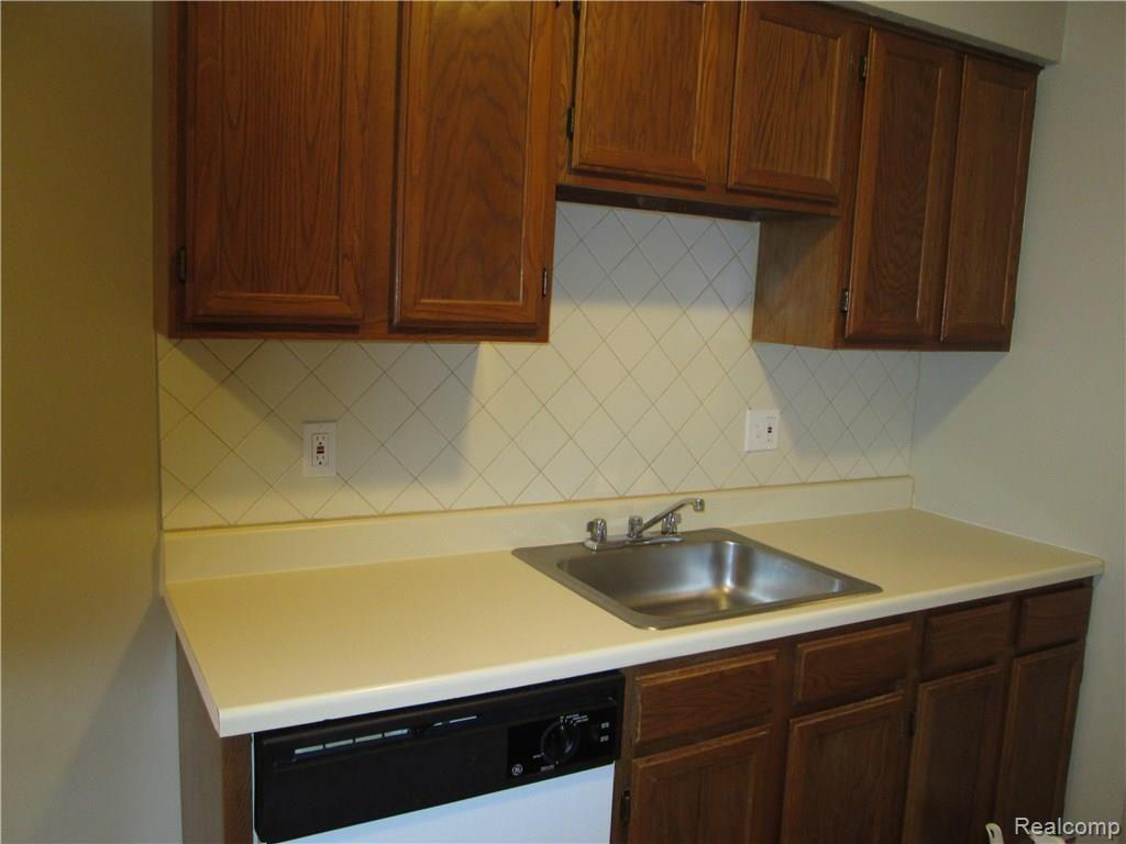 43270 Mound Road, Unit 22 Sterling Heights, MI 48314 - Photo 9 of 13 IMG_0915.JPG