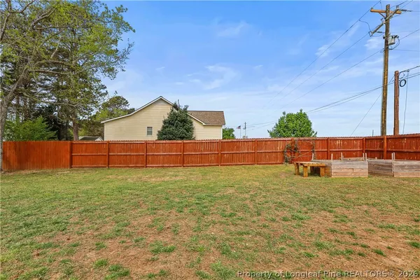 a view of a backyard