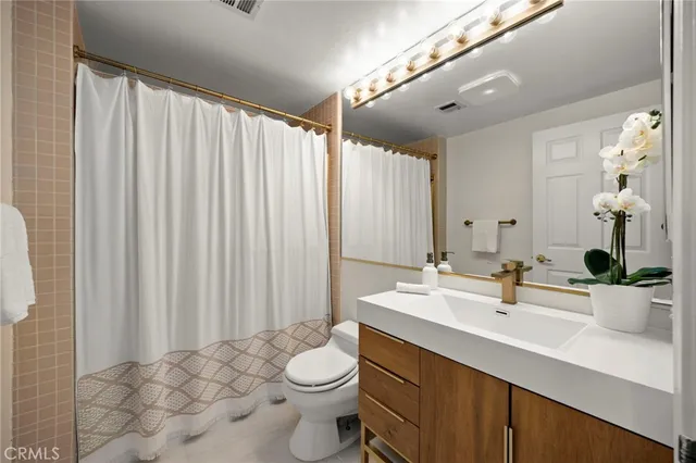 $6,400 | 12919 Bloomfield Street, Studio City, CA 91604