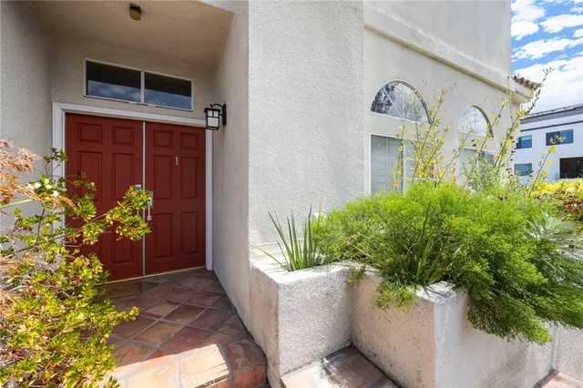 $6,400 | 12919 Bloomfield Street, Studio City, CA 91604